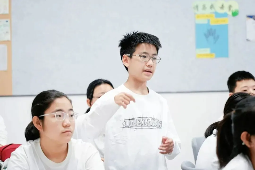 初一新生成长序章 | 校门口的牵挂还在,少年已从容前行-第14张图片-四季读书网