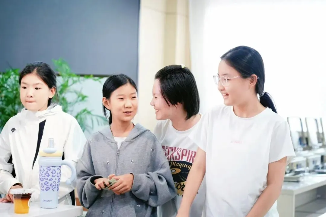 初一新生成长序章 | 校门口的牵挂还在,少年已从容前行-第22张图片-四季读书网