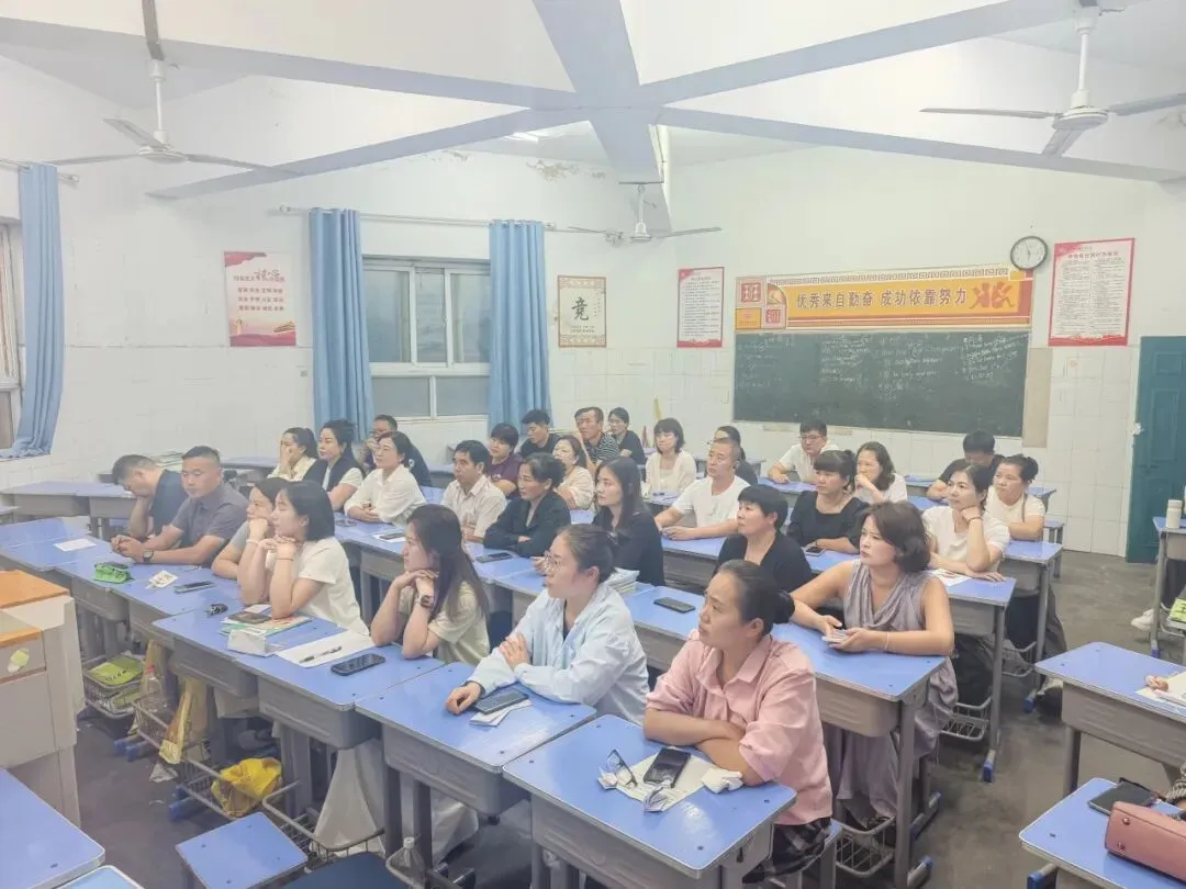 聚力同心,护航中考——商丘市第六中学2026年第四期家长学校暨九年级家长交流会顺利召开-第16张图片-四季读书网 聚力同心,护航中考——商丘市第六中学2026年第四期家长学校暨九年级家长交流会顺利召开-第16张图片-四季读书网
