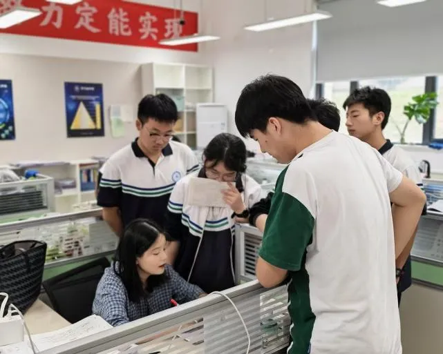 科技赋能启新篇 砺剑鏖战迎高考| 高2027届AI冲刺营开营纪实-第14张图片-四季读书网 科技赋能启新篇 砺剑鏖战迎高考| 高2027届AI冲刺营开营纪实-第14张图片-四季读书网
