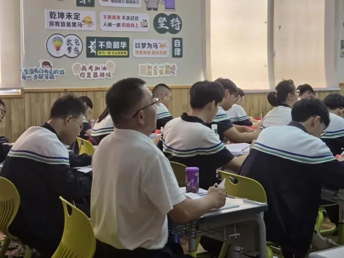 科技赋能启新篇 砺剑鏖战迎高考| 高2027届AI冲刺营开营纪实-第24张图片-四季读书网 科技赋能启新篇 砺剑鏖战迎高考| 高2027届AI冲刺营开营纪实-第24张图片-四季读书网