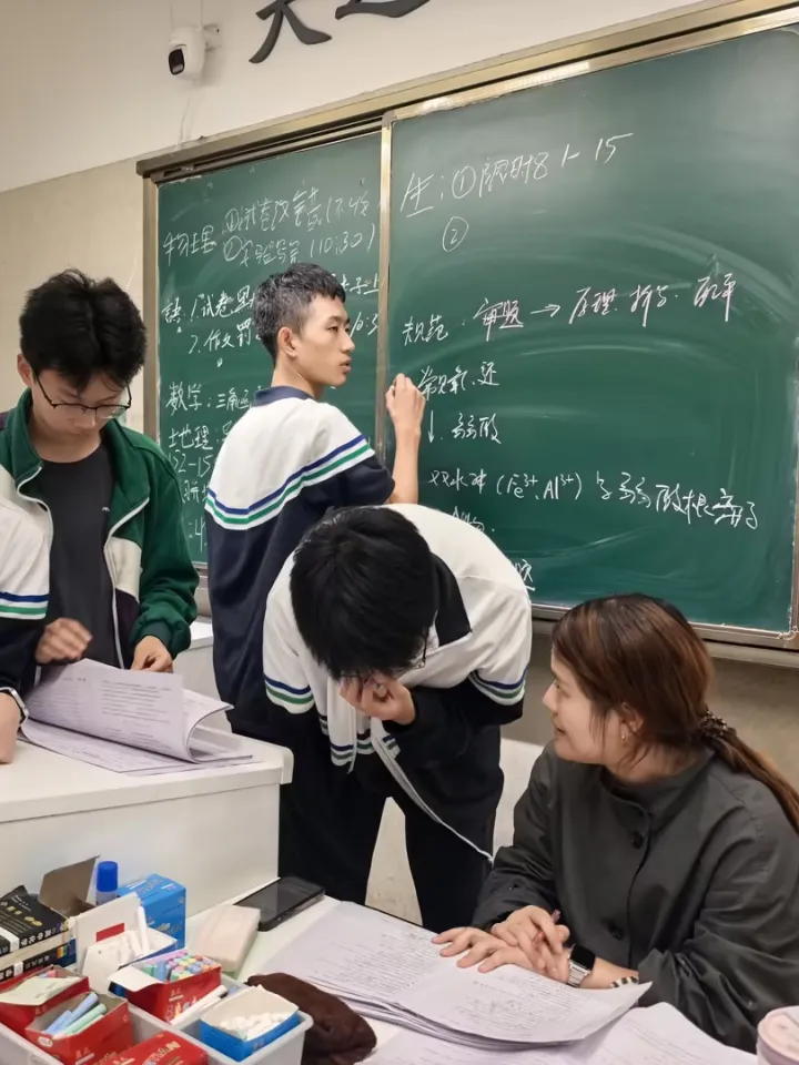 科技赋能启新篇 砺剑鏖战迎高考| 高2027届AI冲刺营开营纪实-第26张图片-四季读书网 科技赋能启新篇 砺剑鏖战迎高考| 高2027届AI冲刺营开营纪实-第26张图片-四季读书网