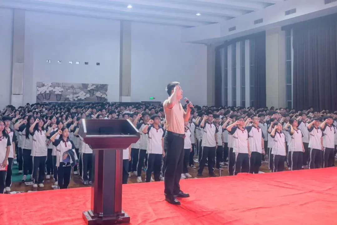 以榜样为镜,向高考亮剑 | 中山市东升高级中学2024级高三9月表彰会侧记-第10张图片-四季读书网 以榜样为镜,向高考亮剑 | 中山市东升高级中学2024级高三9月表彰会侧记-第10张图片-四季读书网