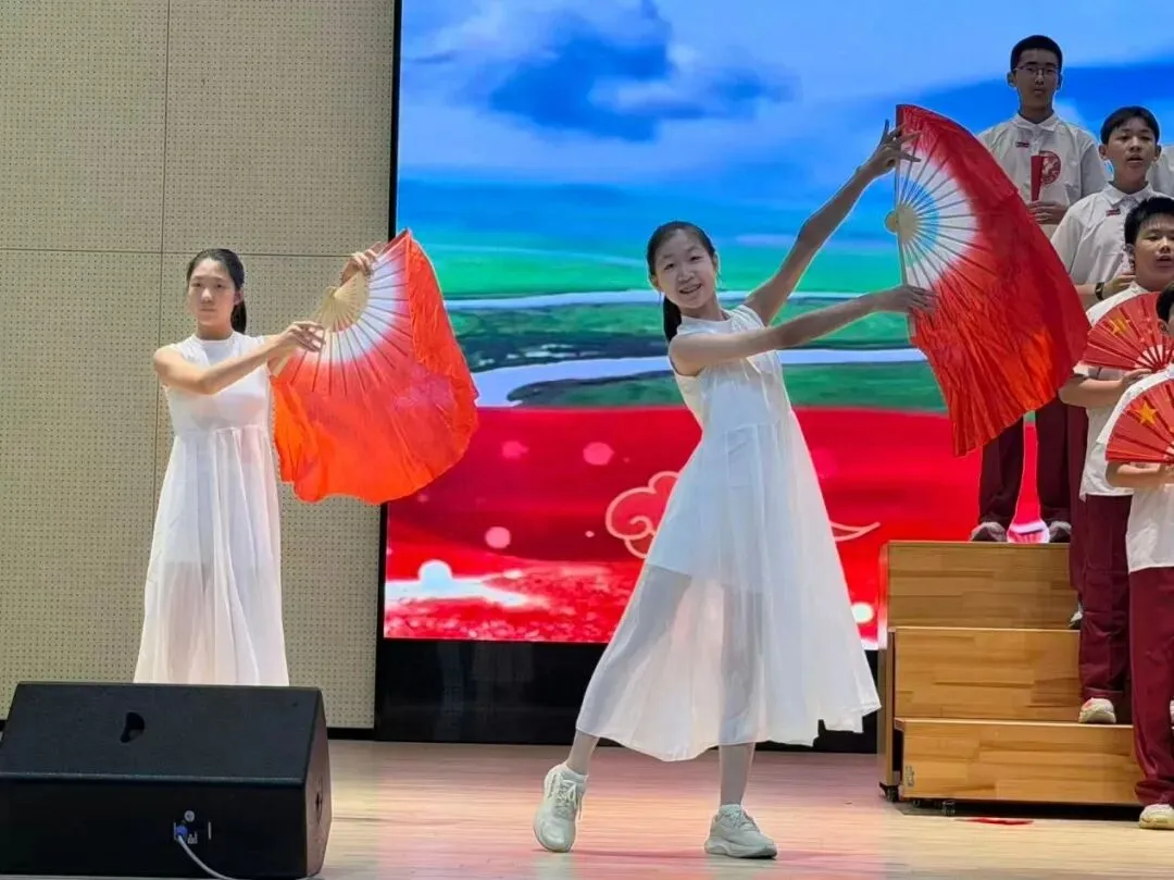【温情“诚”长】青春告白祖国!初一初二红歌汇演超燃现场,唱响少年爱国最强音-第5张图片-四季读书网