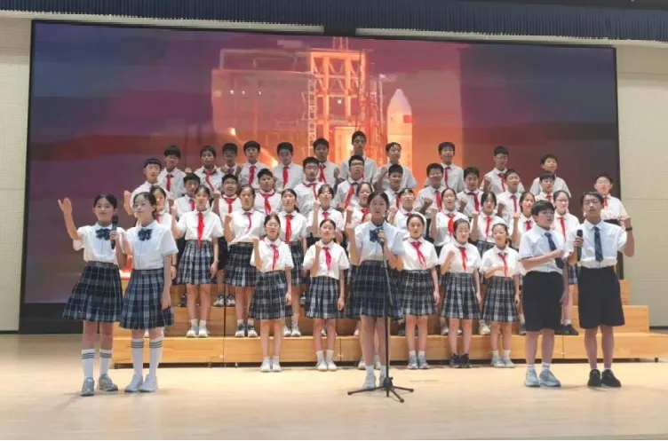 【温情“诚”长】青春告白祖国!初一初二红歌汇演超燃现场,唱响少年爱国最强音-第14张图片-四季读书网