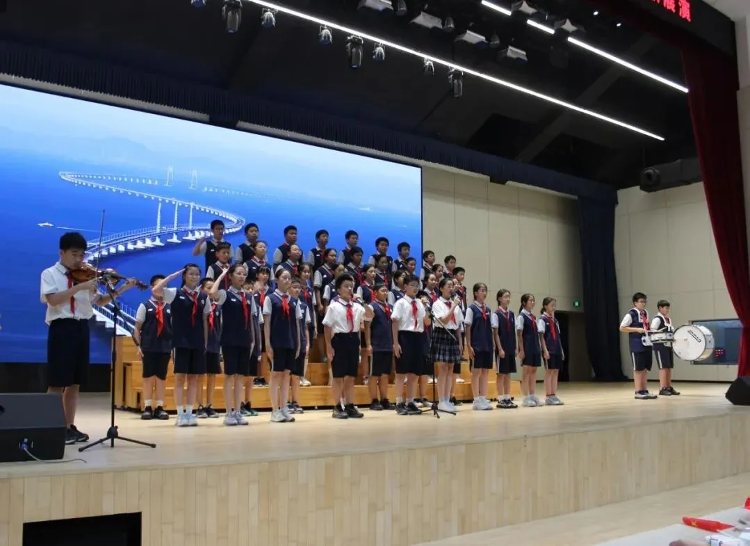 【温情“诚”长】青春告白祖国!初一初二红歌汇演超燃现场,唱响少年爱国最强音-第15张图片-四季读书网