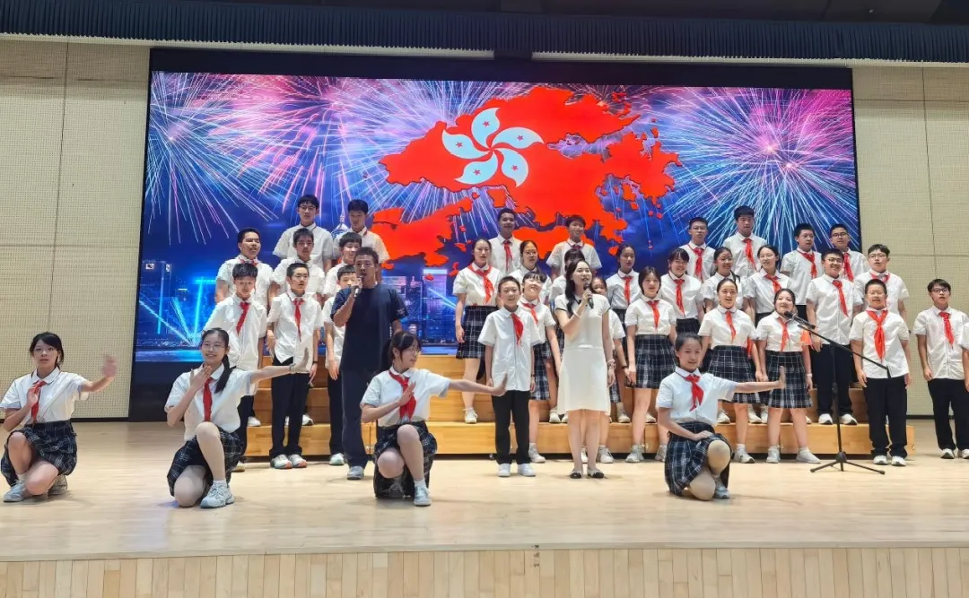 【温情“诚”长】青春告白祖国!初一初二红歌汇演超燃现场,唱响少年爱国最强音-第20张图片-四季读书网