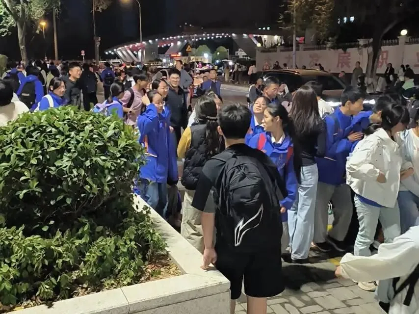 初三拔尖班延后半小时放学遭投诉:家长想问,延时为何不能一视同仁?-第1张图片-四季读书网