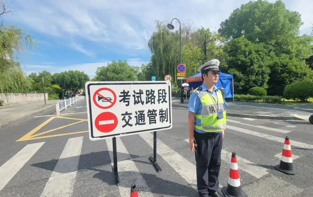 中考现场直击!加油吧,临平学子们!-第6张图片-四季读书网 中考现场直击!加油吧,临平学子们!-第6张图片-四季读书网