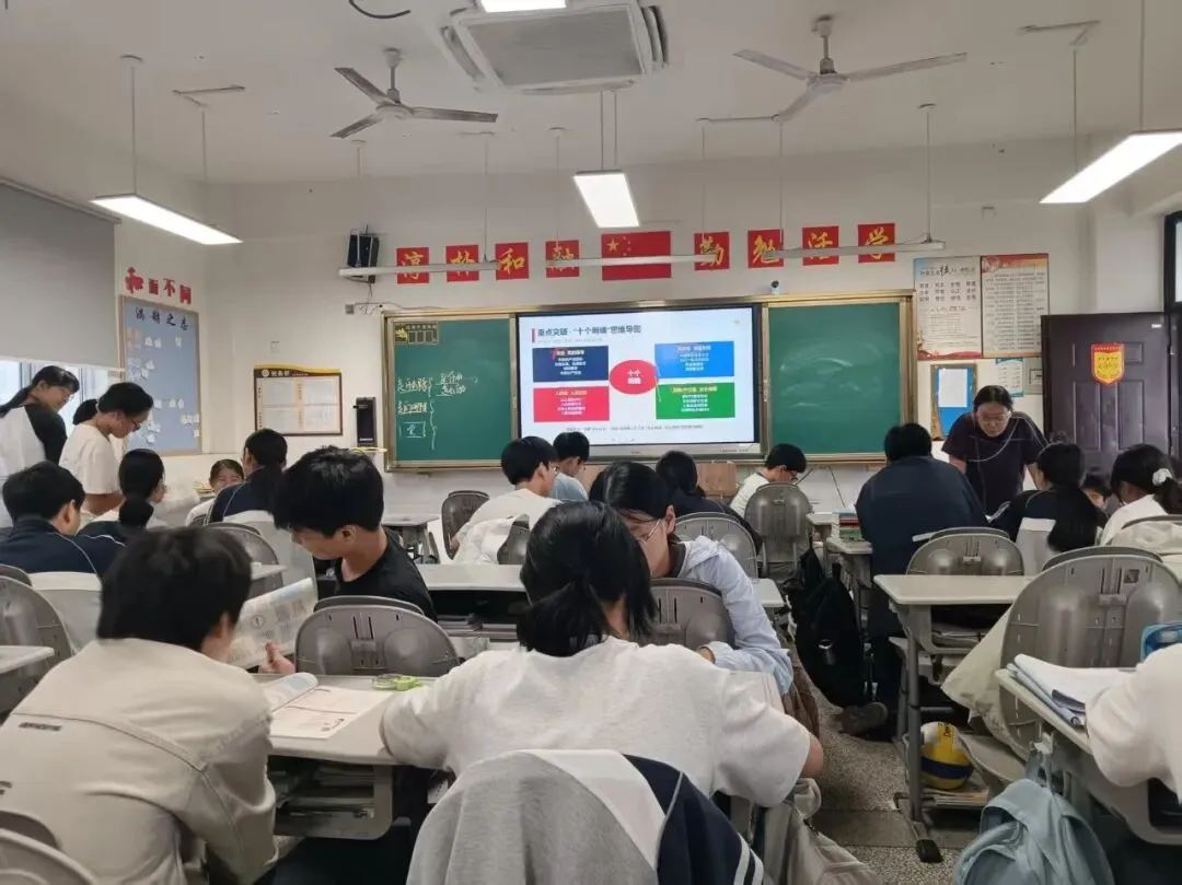 AI先学·合作后教·思维生长 ——初三道法公开课演绎“先学后教”智能新样态-第13张图片-四季读书网 AI先学·合作后教·思维生长 ——初三道法公开课演绎“先学后教”智能新样态-第13张图片-四季读书网