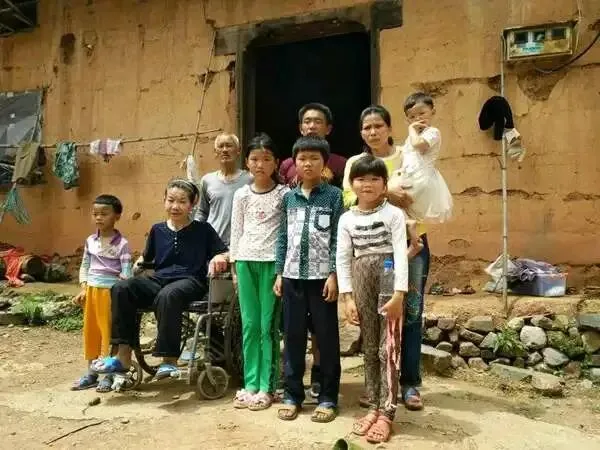 高考712分女学霸,人大毕业,却嫁农村老光棍,生六个娃,脱贫干部:你从哪被骗来的?-第3张图片-四季读书网