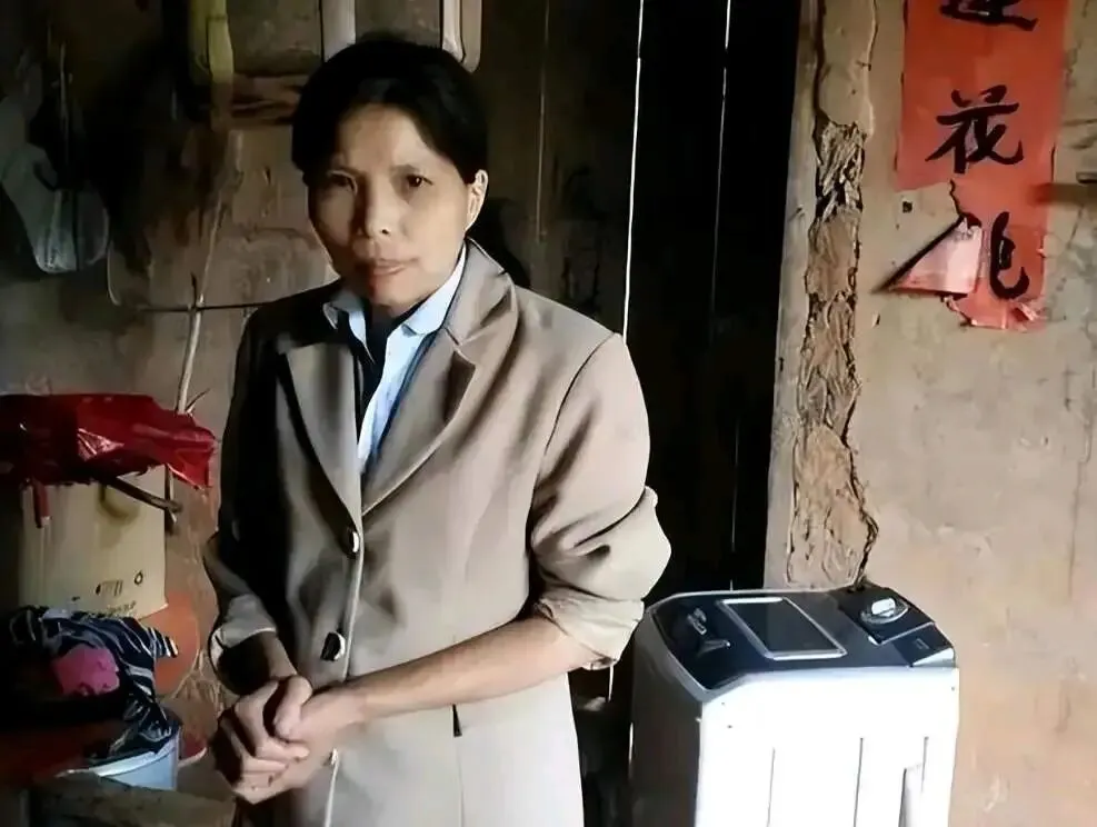 高考712分女学霸,人大毕业,却嫁农村老光棍,生六个娃,脱贫干部:你从哪被骗来的?-第4张图片-四季读书网