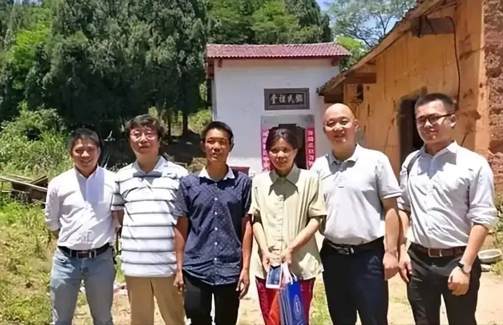 高考712分女学霸,人大毕业,却嫁农村老光棍,生六个娃,脱贫干部:你从哪被骗来的?-第5张图片-四季读书网