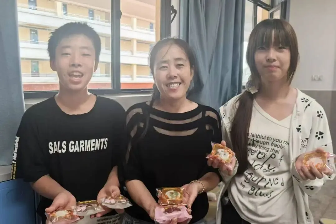 月满中秋 饼寄温情|我校初三年级开展中秋手工月饼活动-第9张图片-四季读书网 月满中秋 饼寄温情|我校初三年级开展中秋手工月饼活动-第9张图片-四季读书网