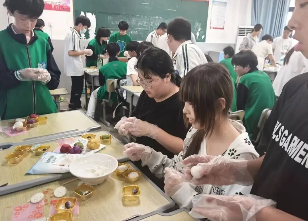 月满中秋 饼寄温情|我校初三年级开展中秋手工月饼活动-第10张图片-四季读书网 月满中秋 饼寄温情|我校初三年级开展中秋手工月饼活动-第10张图片-四季读书网
