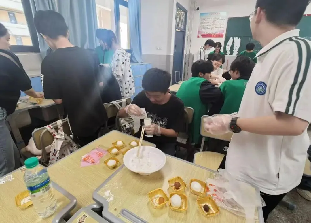 月满中秋 饼寄温情|我校初三年级开展中秋手工月饼活动-第11张图片-四季读书网 月满中秋 饼寄温情|我校初三年级开展中秋手工月饼活动-第11张图片-四季读书网