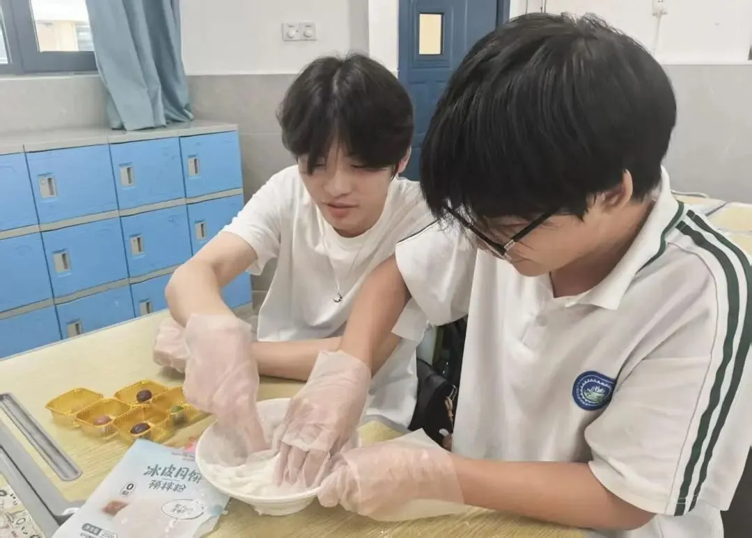 月满中秋 饼寄温情|我校初三年级开展中秋手工月饼活动-第12张图片-四季读书网 月满中秋 饼寄温情|我校初三年级开展中秋手工月饼活动-第12张图片-四季读书网