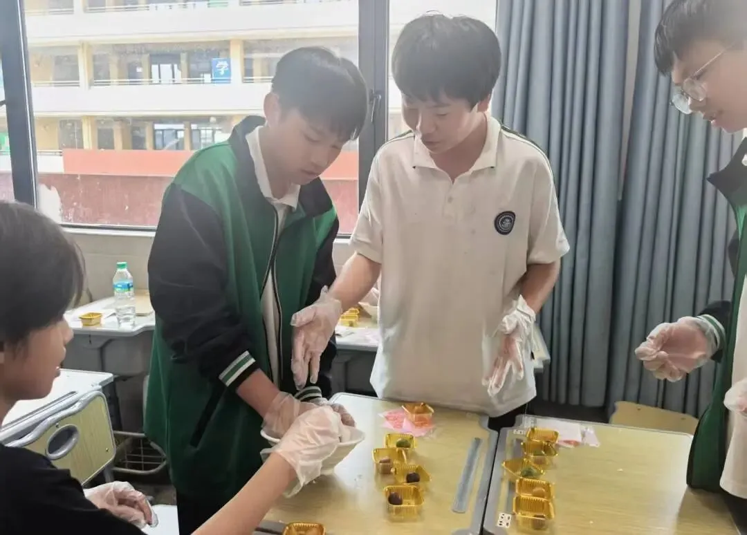 月满中秋 饼寄温情|我校初三年级开展中秋手工月饼活动-第13张图片-四季读书网 月满中秋 饼寄温情|我校初三年级开展中秋手工月饼活动-第13张图片-四季读书网