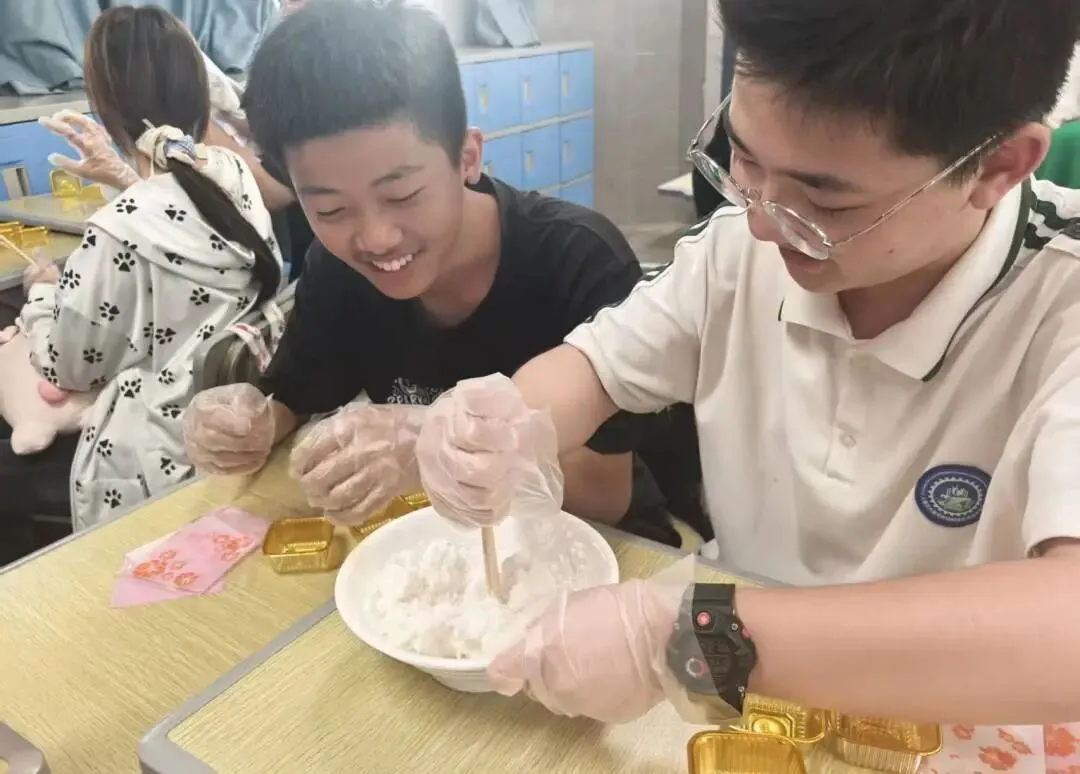 月满中秋 饼寄温情|我校初三年级开展中秋手工月饼活动-第14张图片-四季读书网 月满中秋 饼寄温情|我校初三年级开展中秋手工月饼活动-第14张图片-四季读书网