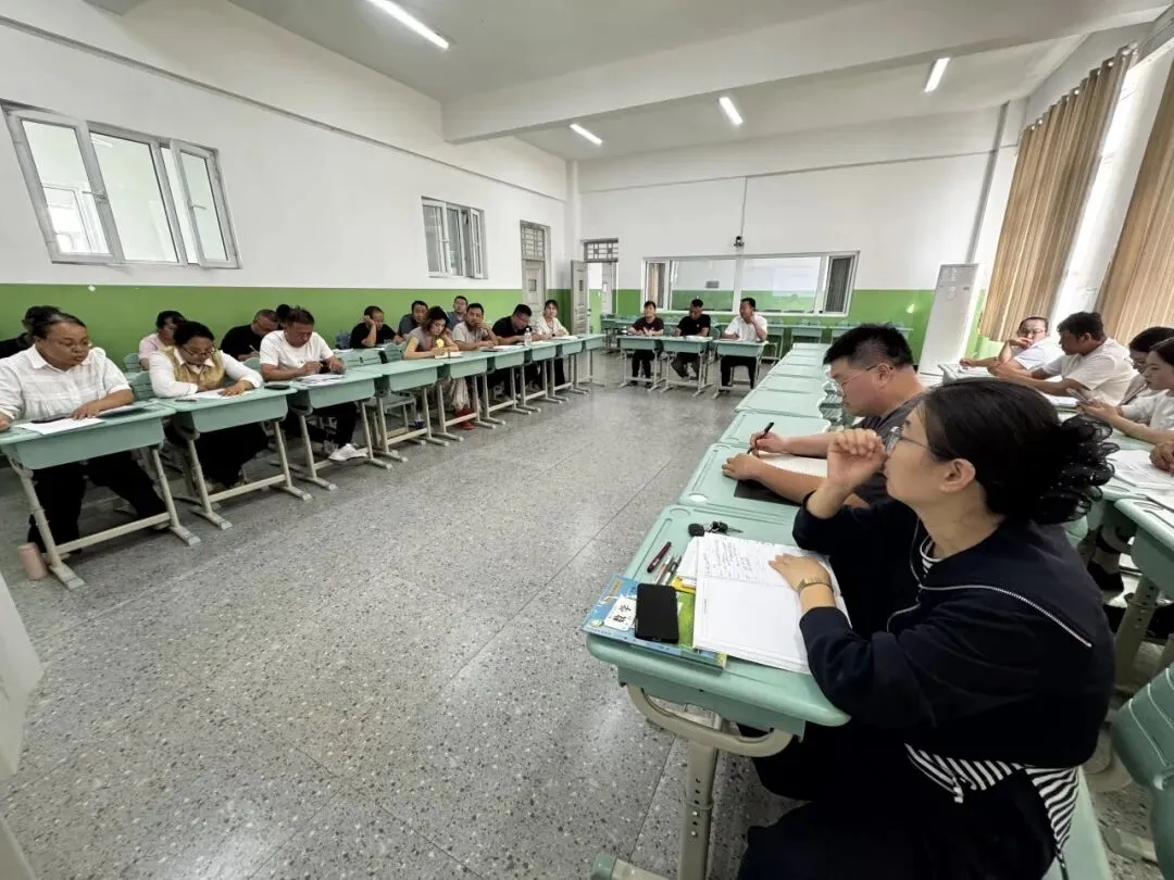 复盘中考得失 聚力启备新程 ——喀什第二中学东城校区2026届初三年级总结暨2027届备考经验交流活动顺利举行-第11张图片-四季读书网 复盘中考得失 聚力启备新程 ——喀什第二中学东城校区2026届初三年级总结暨2027届备考经验交流活动顺利举行-第11张图片-四季读书网