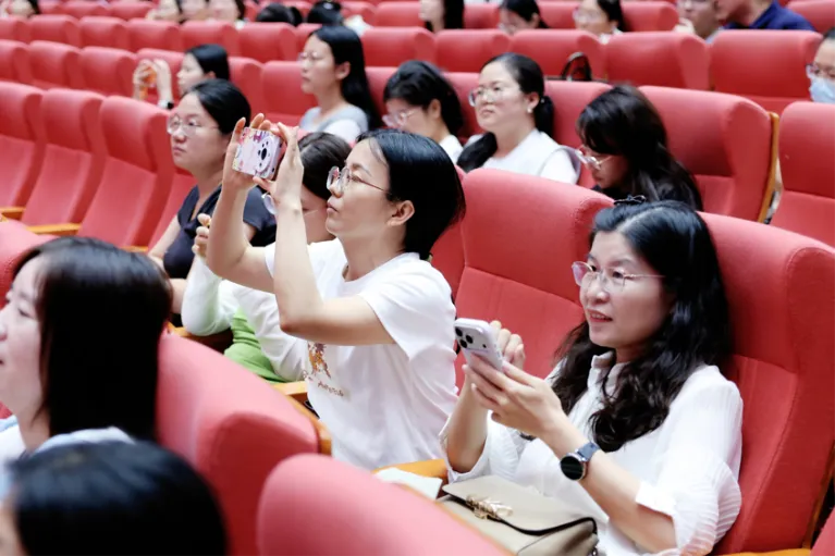 研析高考明方向 笃行实干启新程——2026年郑州市高考数学学科质量分析研讨会在郑州市第四十七高级中学召开-第7张图片-四季读书网