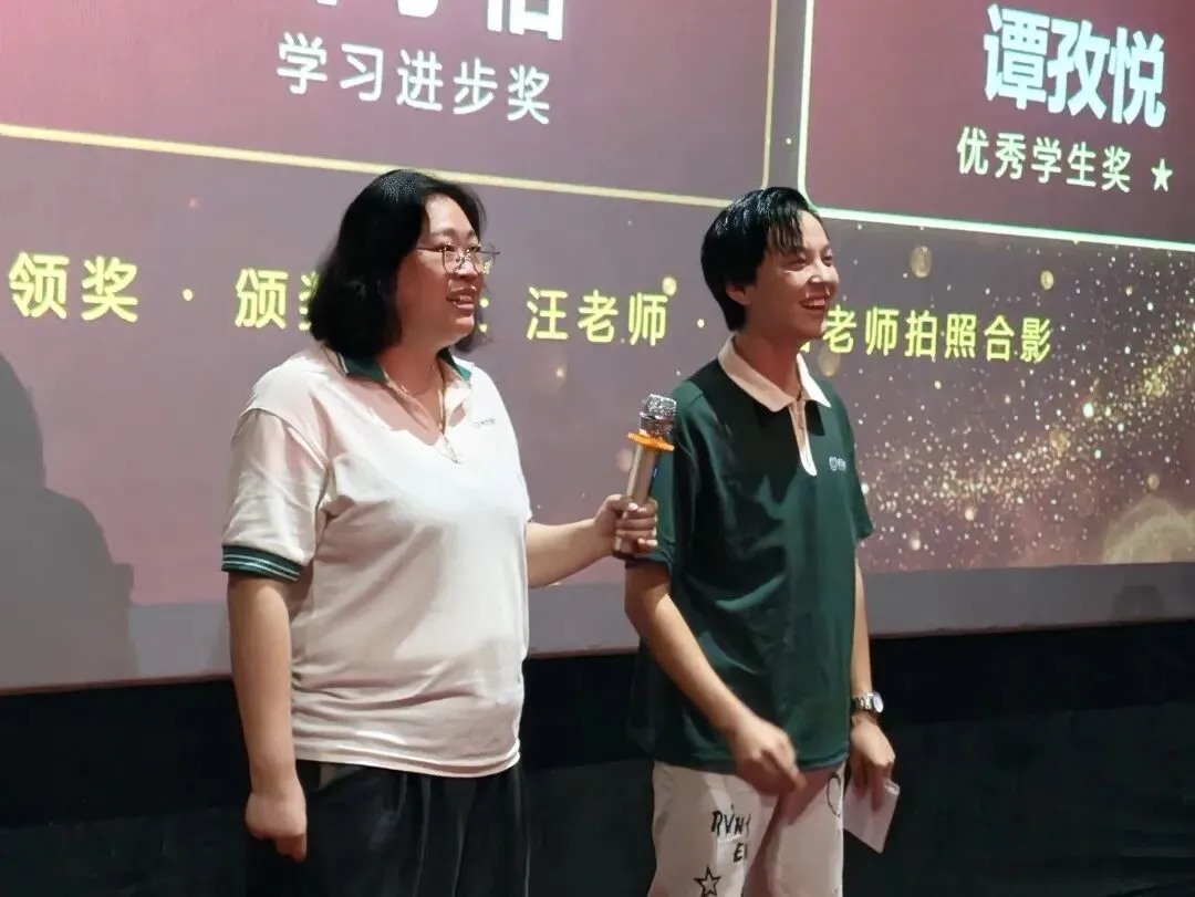 表彰先进砺斗志,中秋逐梦赴新程|超凡高考九调表彰暨中秋观影活动圆满落幕-第6张图片-四季读书网 表彰先进砺斗志,中秋逐梦赴新程|超凡高考九调表彰暨中秋观影活动圆满落幕-第6张图片-四季读书网