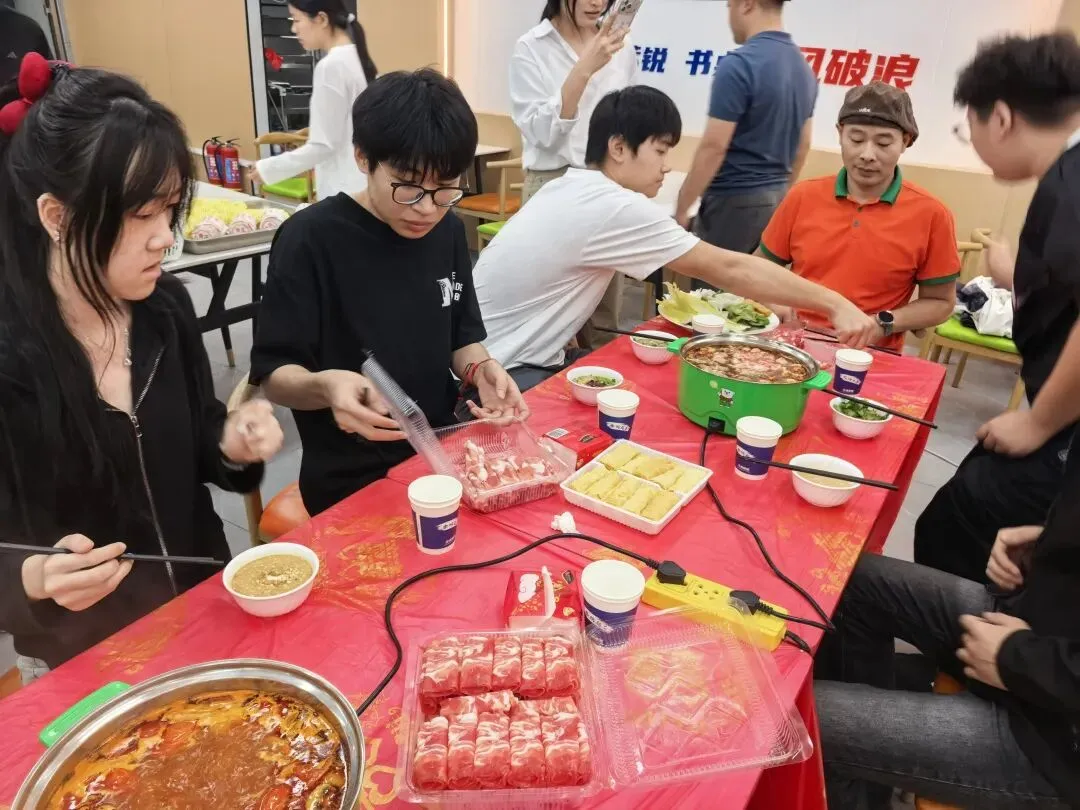 月满中秋 情暖校园|众成高考中秋火锅夜,烟火伴少年-第20张图片-四季读书网 月满中秋 情暖校园|众成高考中秋火锅夜,烟火伴少年-第20张图片-四季读书网