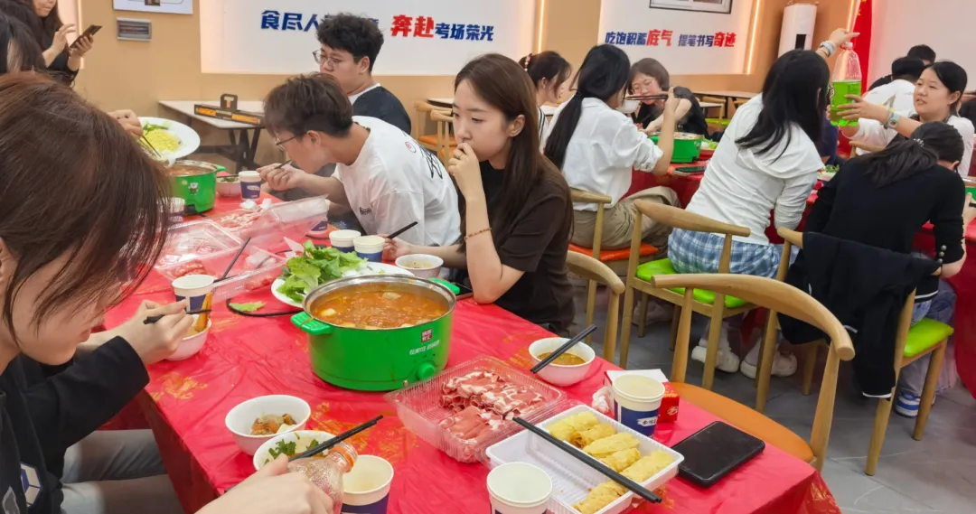 月满中秋 情暖校园|众成高考中秋火锅夜,烟火伴少年-第21张图片-四季读书网 月满中秋 情暖校园|众成高考中秋火锅夜,烟火伴少年-第21张图片-四季读书网