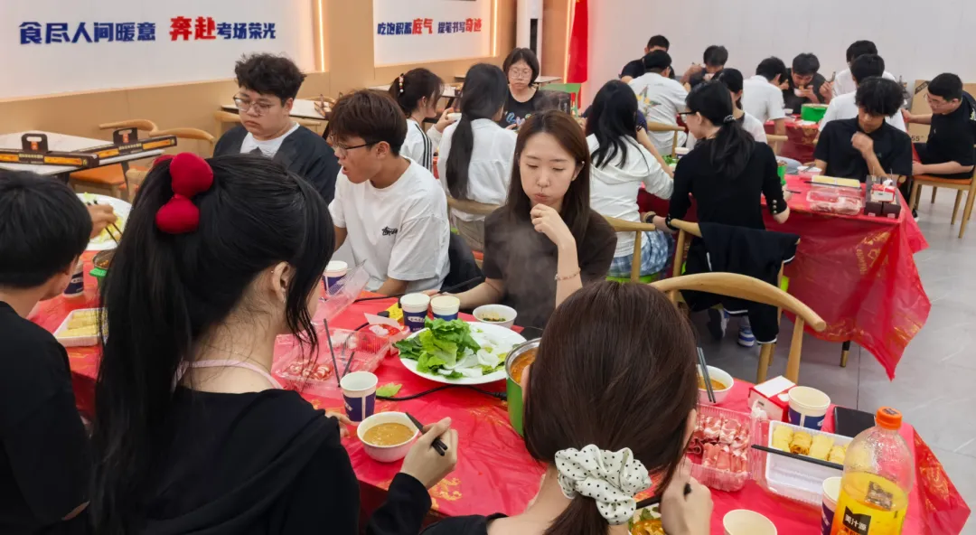月满中秋 情暖校园|众成高考中秋火锅夜,烟火伴少年-第22张图片-四季读书网 月满中秋 情暖校园|众成高考中秋火锅夜,烟火伴少年-第22张图片-四季读书网