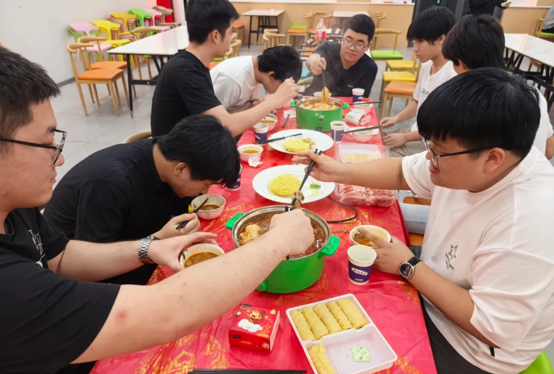 月满中秋 情暖校园|众成高考中秋火锅夜,烟火伴少年-第23张图片-四季读书网 月满中秋 情暖校园|众成高考中秋火锅夜,烟火伴少年-第23张图片-四季读书网