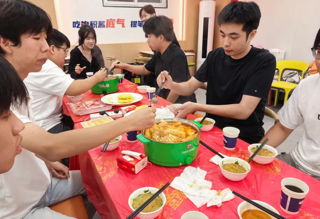 月满中秋 情暖校园|众成高考中秋火锅夜,烟火伴少年-第25张图片-四季读书网 月满中秋 情暖校园|众成高考中秋火锅夜,烟火伴少年-第25张图片-四季读书网