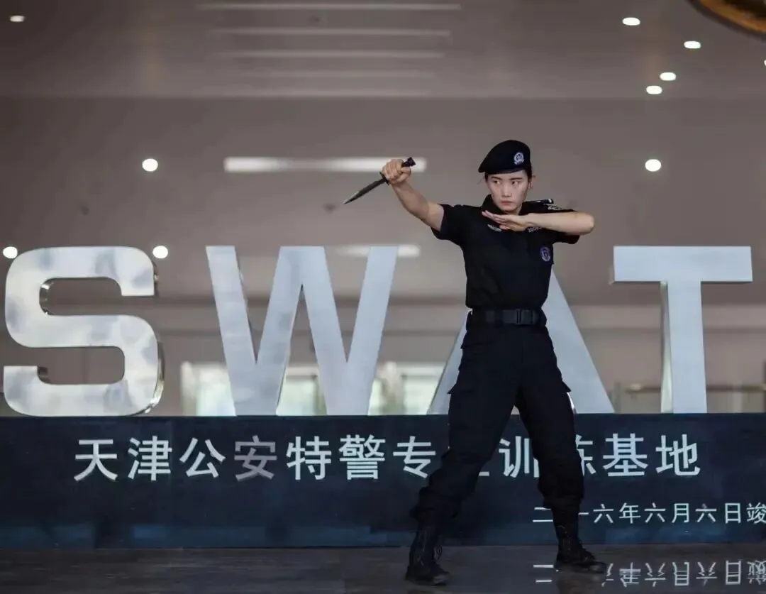 天津特警面试真题拆解:10分钟2道题,考官到底在听什么?-第2张图片-四季读书网