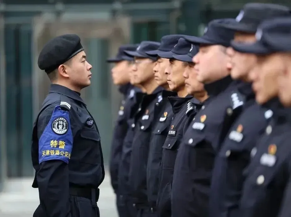 天津特警面试真题拆解:10分钟2道题,考官到底在听什么?-第5张图片-四季读书网