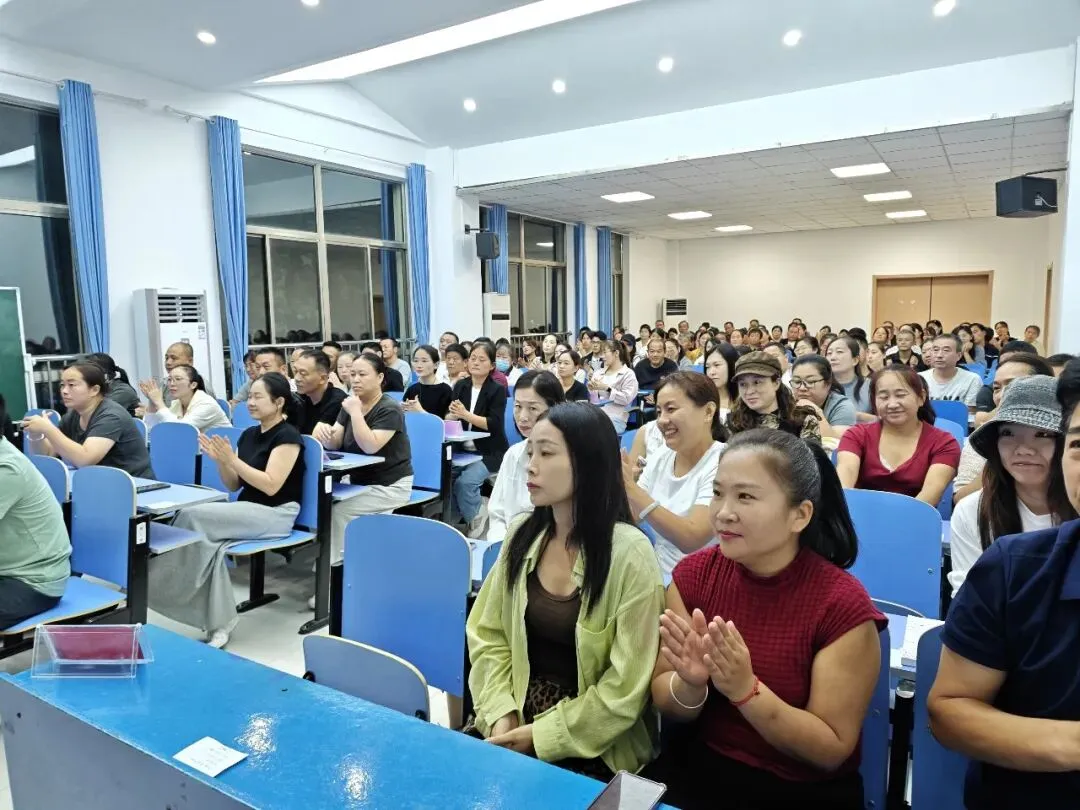 家校携手守公寓,同心聚力助中考|我校开展初三托管公寓专题交流会-第19张图片-四季读书网