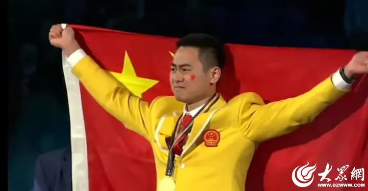 那个中考落榜去端盘洗碗的“差生”,21岁拿了世界冠军,还上了春晚-第1张图片-四季读书网 那个中考落榜去端盘洗碗的“差生”,21岁拿了世界冠军,还上了春晚-第1张图片-四季读书网