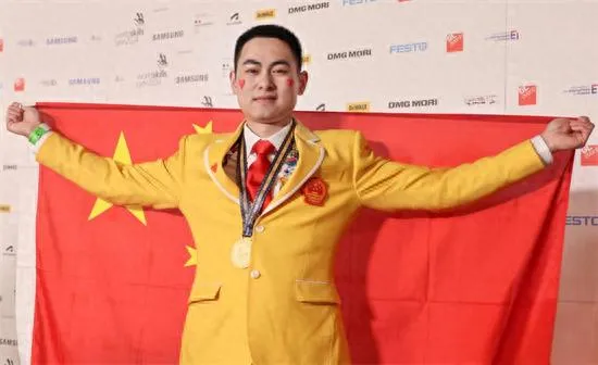那个中考落榜去端盘洗碗的“差生”,21岁拿了世界冠军,还上了春晚-第2张图片-四季读书网 那个中考落榜去端盘洗碗的“差生”,21岁拿了世界冠军,还上了春晚-第2张图片-四季读书网