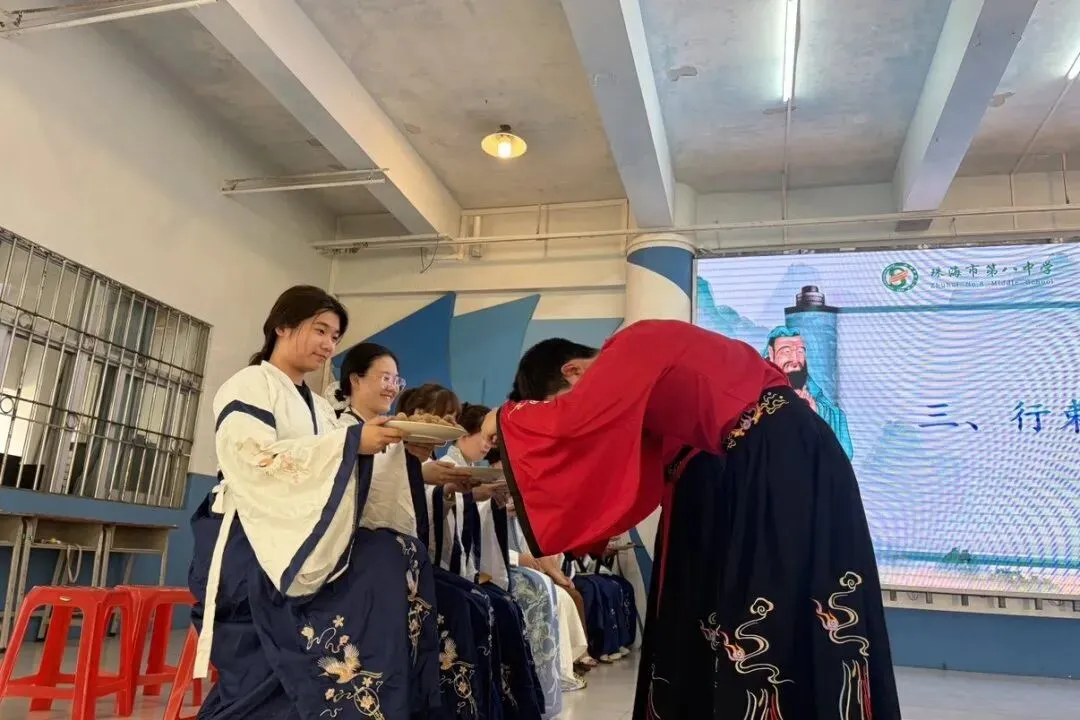 赓续儒风雅韵 礼启少年华章|珠海八中初一拜师礼:承先贤文脉,育时代新人-第73张图片-四季读书网 赓续儒风雅韵 礼启少年华章|珠海八中初一拜师礼:承先贤文脉,育时代新人-第73张图片-四季读书网