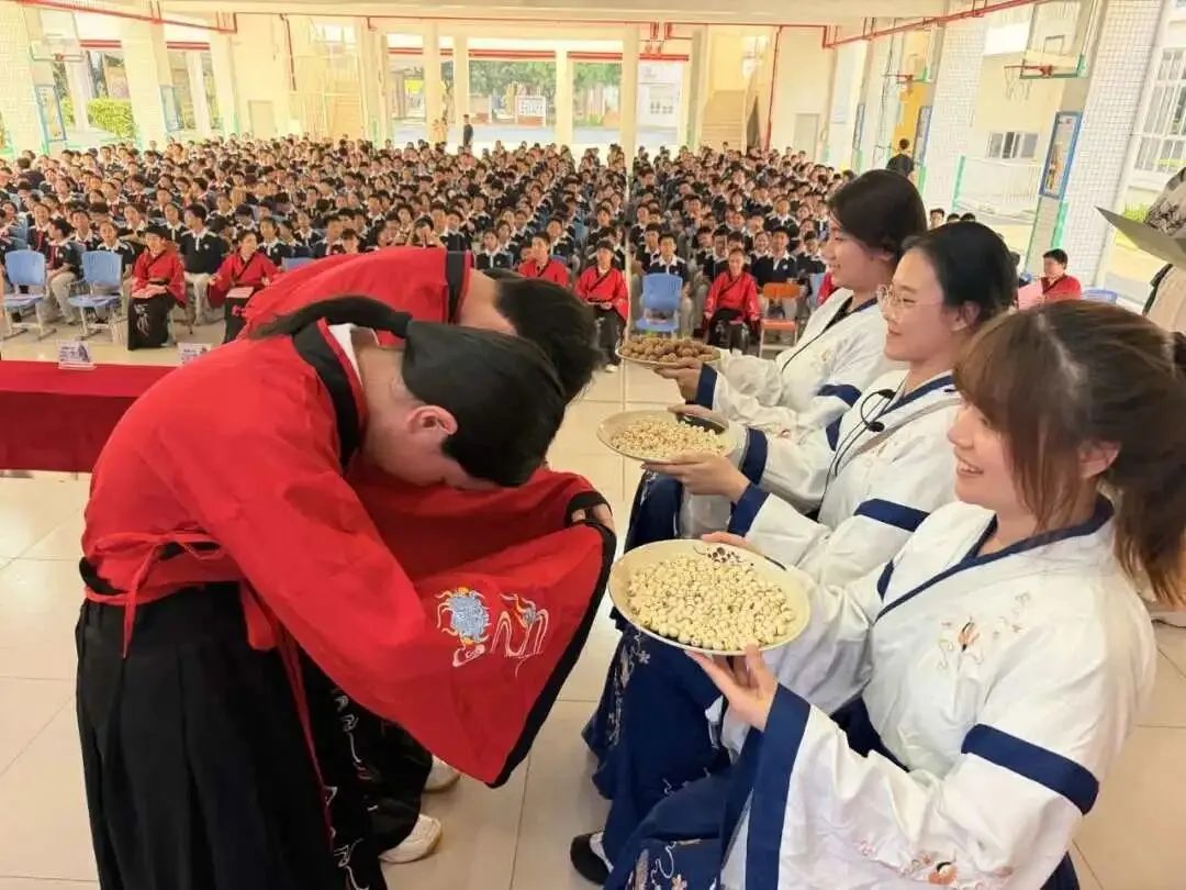 赓续儒风雅韵 礼启少年华章|珠海八中初一拜师礼:承先贤文脉,育时代新人-第76张图片-四季读书网 赓续儒风雅韵 礼启少年华章|珠海八中初一拜师礼:承先贤文脉,育时代新人-第76张图片-四季读书网