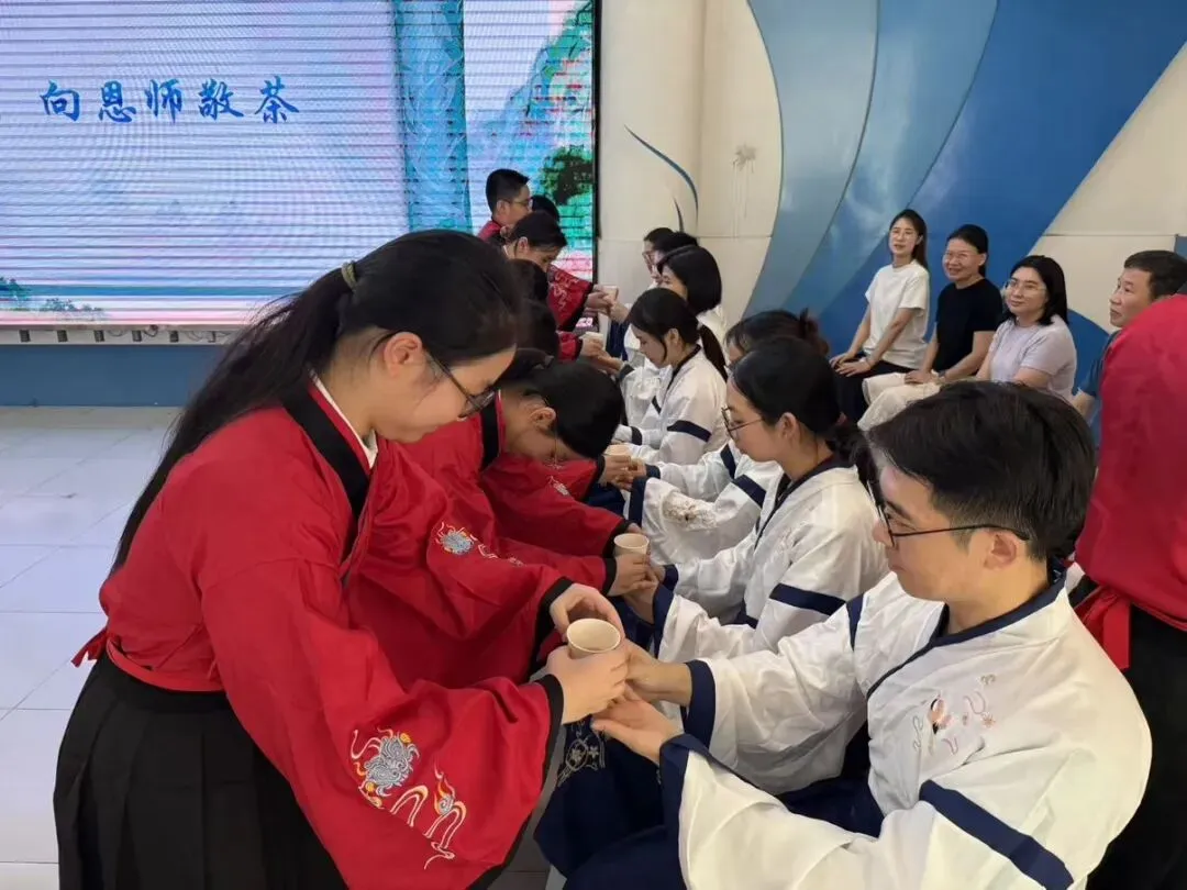 赓续儒风雅韵 礼启少年华章|珠海八中初一拜师礼:承先贤文脉,育时代新人-第104张图片-四季读书网 赓续儒风雅韵 礼启少年华章|珠海八中初一拜师礼:承先贤文脉,育时代新人-第104张图片-四季读书网