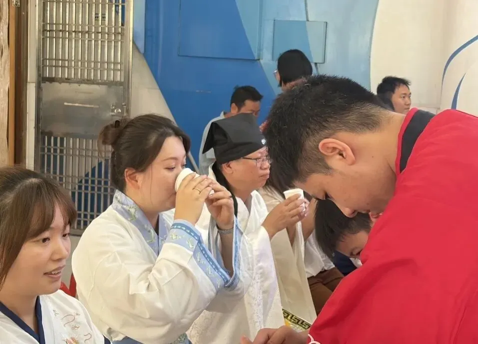 赓续儒风雅韵 礼启少年华章|珠海八中初一拜师礼:承先贤文脉,育时代新人-第109张图片-四季读书网 赓续儒风雅韵 礼启少年华章|珠海八中初一拜师礼:承先贤文脉,育时代新人-第109张图片-四季读书网
