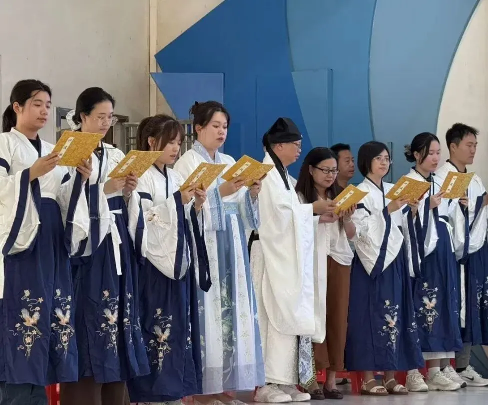赓续儒风雅韵 礼启少年华章|珠海八中初一拜师礼:承先贤文脉,育时代新人-第127张图片-四季读书网 赓续儒风雅韵 礼启少年华章|珠海八中初一拜师礼:承先贤文脉,育时代新人-第127张图片-四季读书网