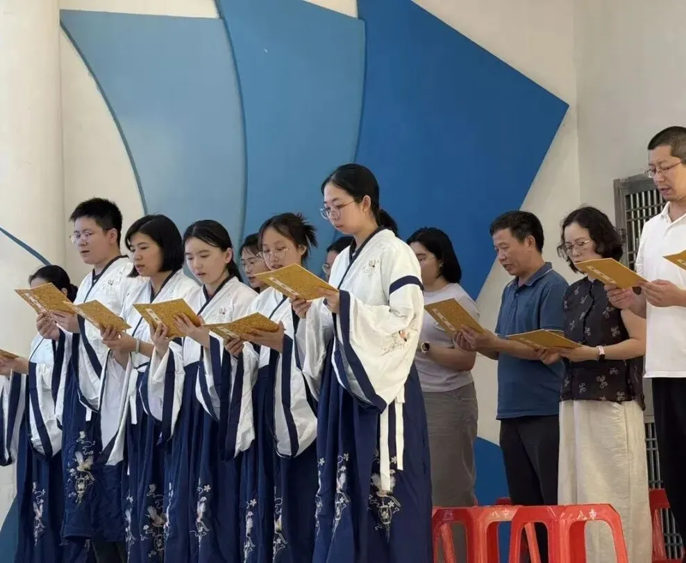 赓续儒风雅韵 礼启少年华章|珠海八中初一拜师礼:承先贤文脉,育时代新人-第129张图片-四季读书网 赓续儒风雅韵 礼启少年华章|珠海八中初一拜师礼:承先贤文脉,育时代新人-第129张图片-四季读书网