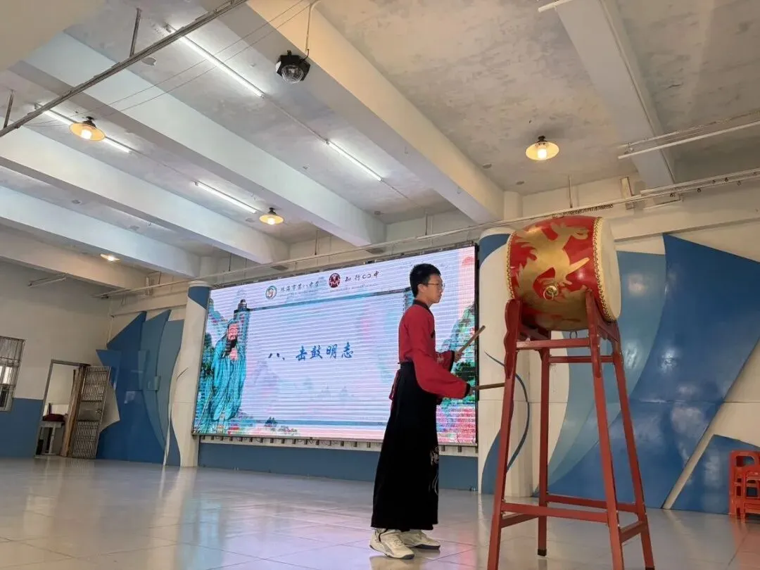 赓续儒风雅韵 礼启少年华章|珠海八中初一拜师礼:承先贤文脉,育时代新人-第133张图片-四季读书网 赓续儒风雅韵 礼启少年华章|珠海八中初一拜师礼:承先贤文脉,育时代新人-第133张图片-四季读书网