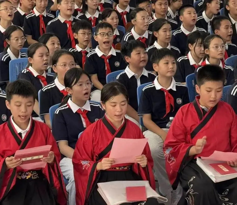 赓续儒风雅韵 礼启少年华章|珠海八中初一拜师礼:承先贤文脉,育时代新人-第144张图片-四季读书网 赓续儒风雅韵 礼启少年华章|珠海八中初一拜师礼:承先贤文脉,育时代新人-第144张图片-四季读书网