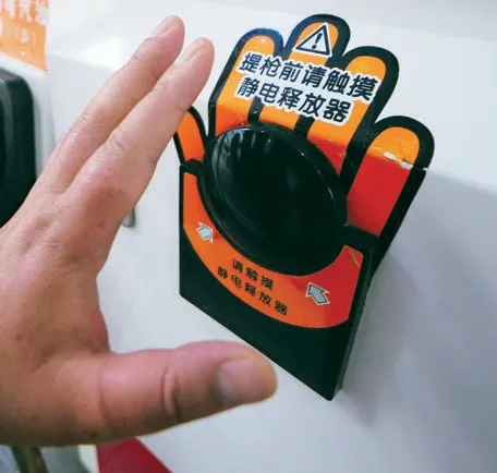 【初三物理必看】两种电荷,3分钟搞定重点+难点(附总结表)-第9张图片-四季读书网 【初三物理必看】两种电荷,3分钟搞定重点+难点(附总结表)-第9张图片-四季读书网
