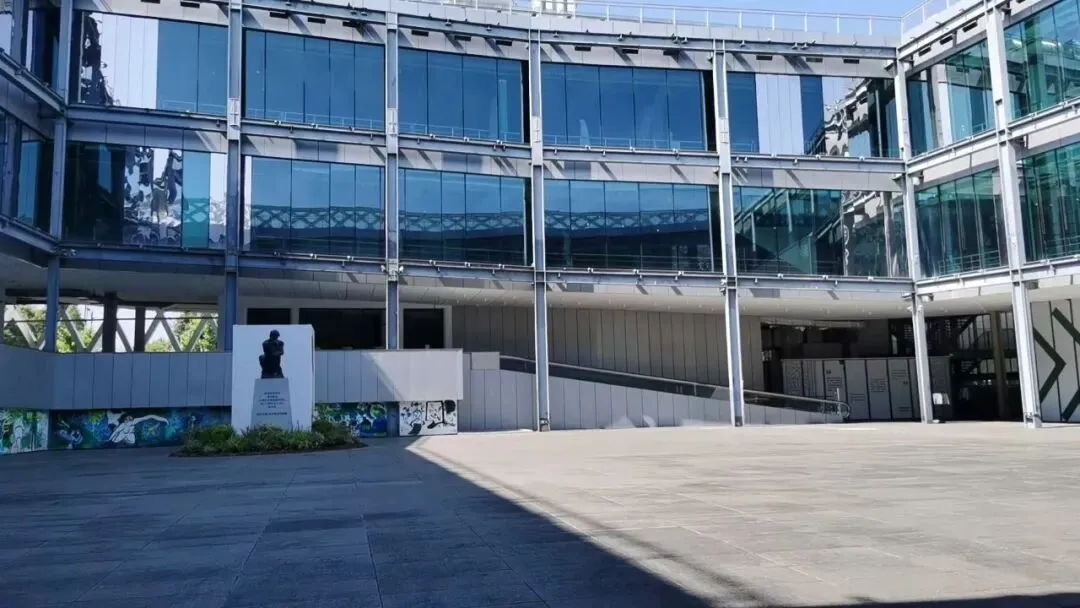 初一21班的双馆艺术之旅-第4张图片-四季读书网