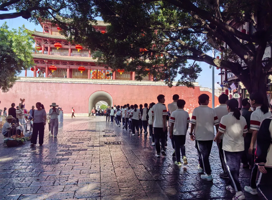 漫步古城秋韵,研学不负时光——建水一中初三英语课后服务小组秋日行-第11张图片-四季读书网