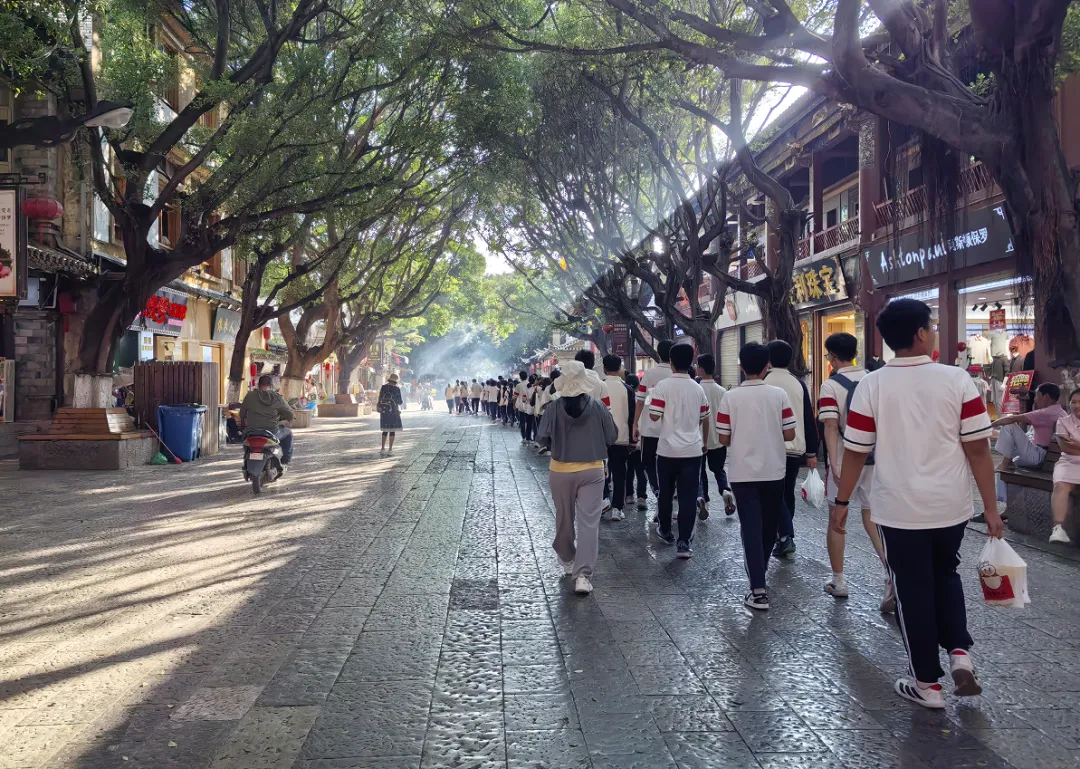漫步古城秋韵,研学不负时光——建水一中初三英语课后服务小组秋日行-第12张图片-四季读书网