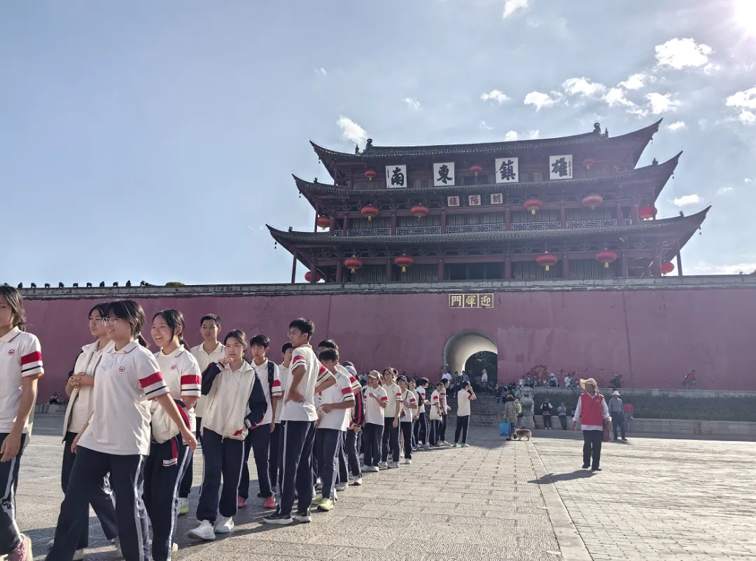 漫步古城秋韵,研学不负时光——建水一中初三英语课后服务小组秋日行-第13张图片-四季读书网