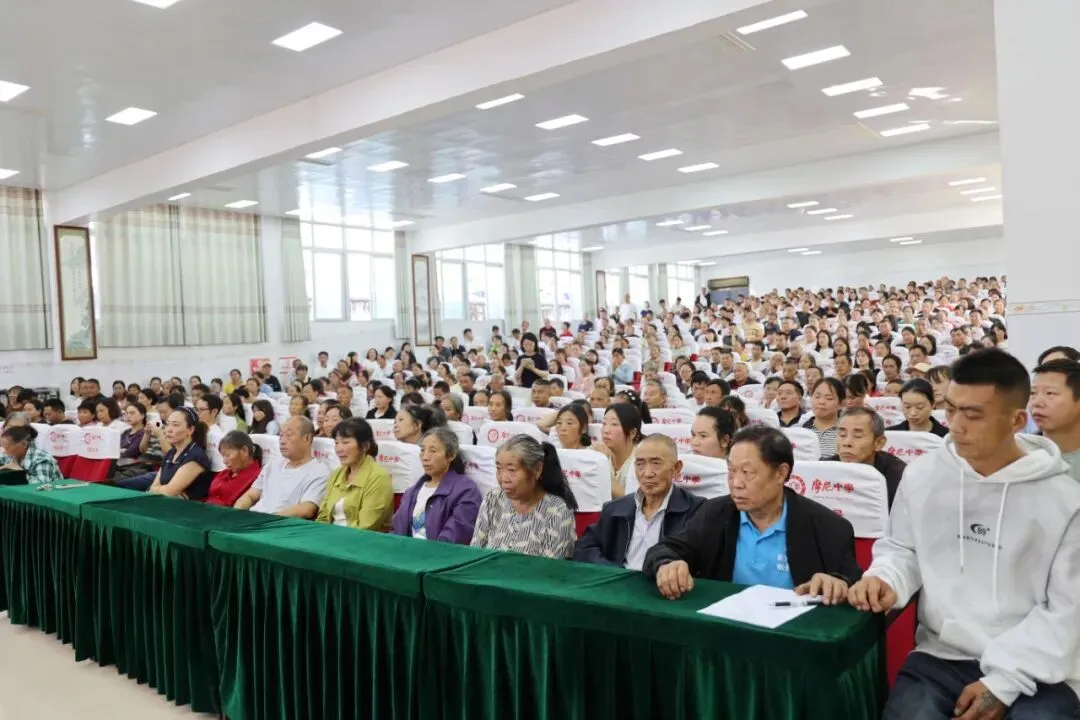 摩尼中学召开初一、高一年级家长会-第2张图片-四季读书网